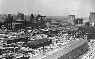 Monowitzká továrna IG Farben během své výstavby v roce 1942, asi 10 km od Osvětimi