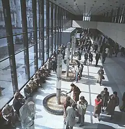 Malá část děje se odehrávala i u Vřídla v Karlových Varech.