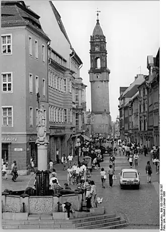 Černobílá fotografie ulice starého města Budyšína s šikmou věží