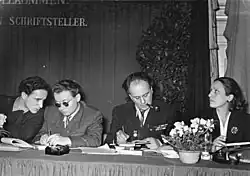 Ažajev (druhý zleva) na návštěvě v Lipsku na konferenci mladých autorů