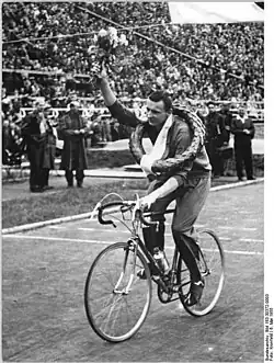 Jan Kubr jede čestné kolo jako vítěz 2. etapy Závodu míru 1955 z Kolína do Brna