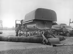 Letištní zametací stroj z podniku VEB Spezialfahrzeugwerk Berlin měl šířku záběru osm metrů (1959)