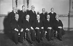 Zleva sedící: Brauns, Stresemann, Marx, Hergt, Geßler; zleva stojící: Koch, von Keudell, Schätzel, Schiele, Curtius