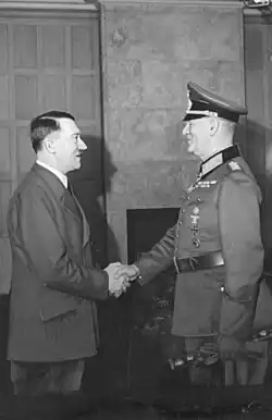 „Kancléř Adolf Hitler gratuluje maršálu Keitelovi k jeho 40. roku služby v ozbrojených složkách Německa dne 9. března roku 1941.“