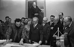 Fidel Castro ukazuje [Erichu Honeckerovi ostrov Ernsta Thälmanna (19. června 1972)