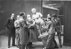 Socha Weiblicher Akt z lipového dřeva, přípravy na Berliner Kunstausstellung, Bundesarchiv