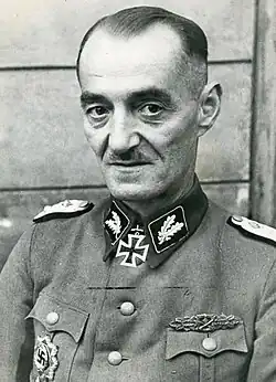 Oskar Dirlewanger jako SS-Oberführer před tím, než mu by udělen Rytířský kříž.