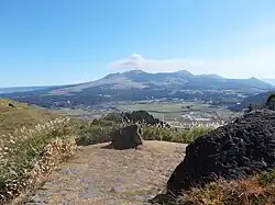 Krajina na ostrově Kjúšú s výhledem na největší japonskou sopku Aso