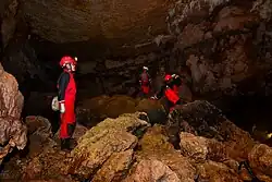 Velký dóm uvnitř jeskyně Buniayu, Západní Jáva, Indonésie