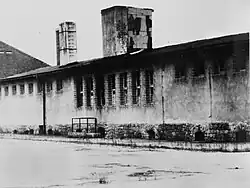 Pohled na budovu „Bunkru“ z místa tzv. Appelplatzu (shromaždiště osob)