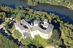 Letecký pohled na hrad Lockenhaus, vzadu řeka Gyöngyös (Güns)