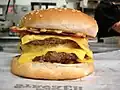 Cheeseburger „Quad Stacker“ se slaninou od firmy Burger King