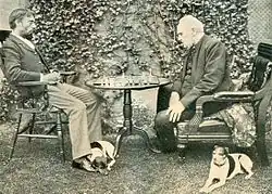 John Owen (vpravo) hraje s Amosem Burnem