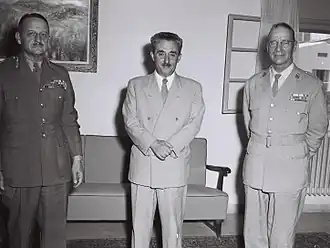 Předseda vlády Šaret (uprostřed)