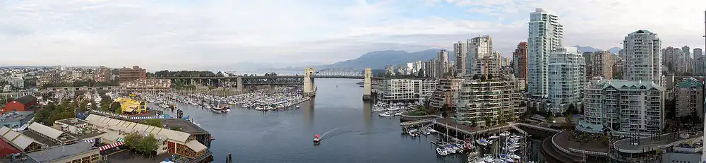 Pohled z mostu Granville bridge na False Creek (Slepou zátoku). Na levé straně se nachází Granville Island, za ním jsou čtvrti Fairview a Kitsilano, ve středu je Burrard Bridge a napravo Downtown