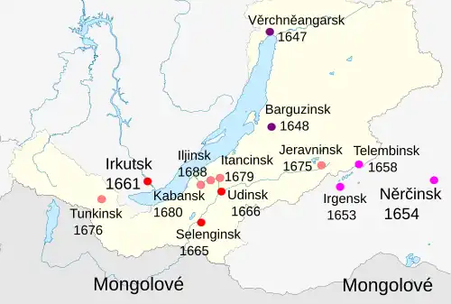 mapa okolí Bajkalu a Zabajkalska, vyznačeny ruské ostrohy vzniklé v letech 1647–1688 s daty založení: a sice Věrchněangarsk (1647) u severního konce Bajkalu a Barguzinsk (1648) nedaleko na východ od střední části Bajkalu; Irgensk, Telembinsk a Něrčinsk (1653–1658) uprostřed Zabajkalského kraje; západně od jižního cípu Bajkalu Irkutsk (1661), východně od jižního cípu Bajkalu Udinsk a Selenginsk (1665–1666); jihovýchodně od Barguzinska Jeravninsk (1675), jihozápdně od Irkutska Tunkinsk (1676) mezi Bajkalem a Udinskem Itancinsk, Iljinsk a Kabansk (1679–1688)