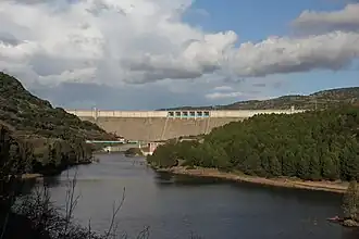 Přehrada, na levém břehu elektrárna Tirso 1