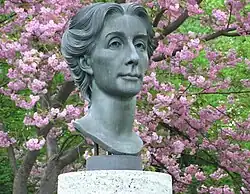 Portrét Cosimy Wagnerové v parku před Festivalovým divadlem Richarda Wagnera v Bayreuthu
