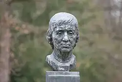 Busta Amálie Vrbové od Josefa Bajáka v městském parku Michalov v Přerově