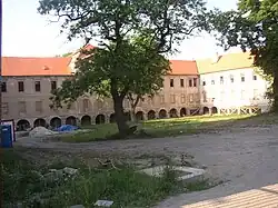 Bustehrad KL CZ chateau courtyard from SW 020.jpg