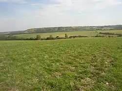 Celkový pohled od severozápadu, z návrší ke Cvrčovicům