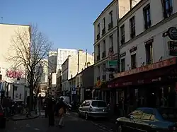 Původní zástavba na Butte aux Cailles, v pozadí moderní výškové domy