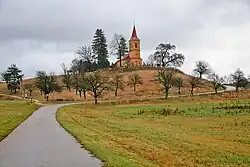 Románský kostel sv. Petra a Pavla na místě zaniklé vesnice Byšičky