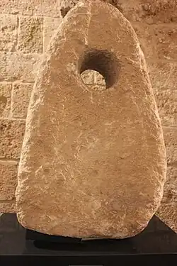 Vápencová kotva (1800 p.n.l.)