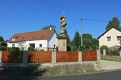 Bynovec-socha Panny Marie.jpg