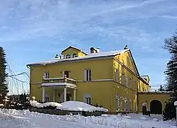 Zbývající budova Bynoveckého zámku čp. 96