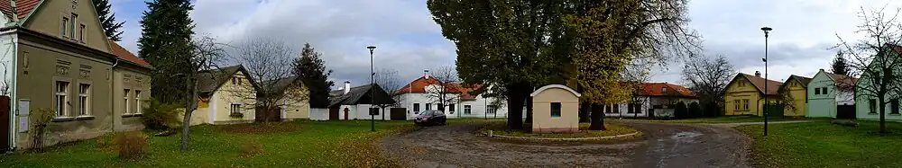 Panoramatický pohled na kruhovou náves