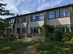 Bystřice pod Hostýnem - soubor domů čp. 1030 v Přerovské ulici, pocházejících z let 1948-1949 od architektů Honzíka a Kándla (stav v červenci 2023) (2).jpg