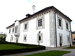 Pohled na budovu od parkoviště