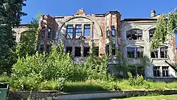 stav průčelí budovy v roce 2025