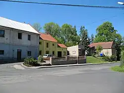 Střed obce s hospodou a hasičskou zbrojnicí
