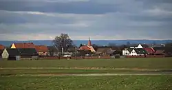 Pohled na Císařov z projíždějícího vlaku