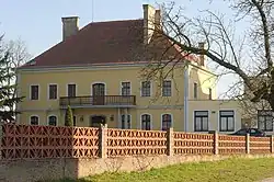 Budova v historizujícím stylu, postavena na místě barokního zámku, který vyhořel v r. 1940.