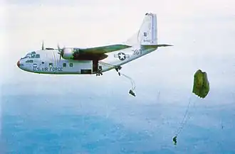 Letoun C-123B Provider USAF vysazuje jihovietnamské výsadkáře při společném cvičení v roce 1966