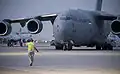 C-17 Globemaster III naváděný na vzletové a přistávací dráze