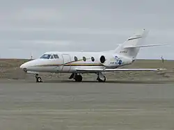 Letoun Dassault Falcon 10 C-FFEV na letišti Cambridge Bay