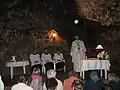Mše svatá v jeskyni