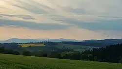 Červenokostelecká pahorkatina, pohled přes Končinský kopec na Krkonoše; úplně vpravo za údolím Žaltmanský hřbet Jestřebích hor