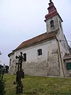 Pohled na kostel zboku