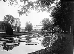 Zadní část paláce generálního guvernéra v botanické zahradě Lands, Bogor, 1920–1940