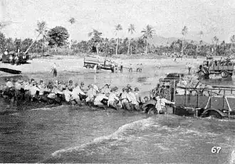 Japonští vojáci se vyloďují na ostrově Java