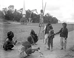 Děti kmene Karosi hrají kroket a chodí na chůdách