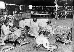 Ženy dělají batiku