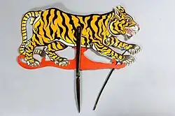 Loutka tygra s vyceněnými zuby.