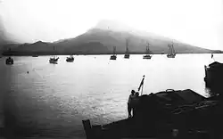 Lodě kotvící v Tjilatjap (Cilacap)