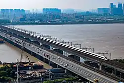 Trať na mostu přes řeku Čchien-tang ve městě Chang-čou